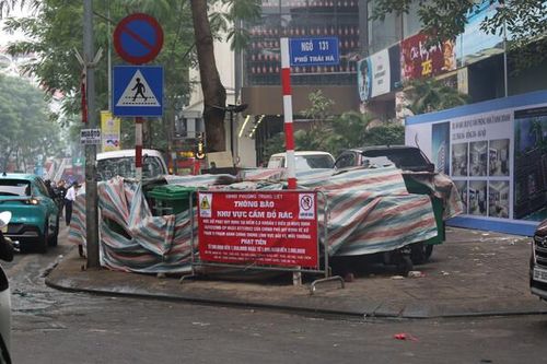 Hà Nội: Rác thải tập kết trên vỉa hè, người dân khốn khổ vì ô nhiễm