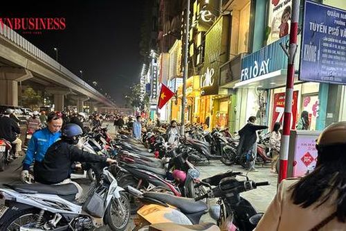 Phố thời trang tấp nập ngày cận Tết, người dân tranh thủ đi 'săn sale' buổi tối