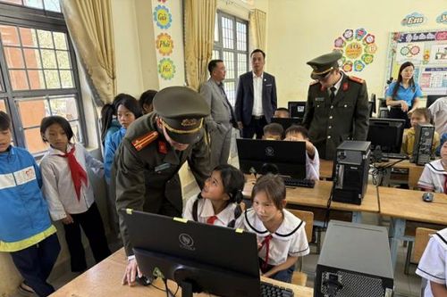 Công an Lâm Đồng tặng máy tính cho điểm trường vùng DTTS