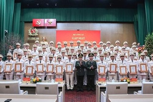 Bộ trưởng Bộ Công an trao tặng bằng khen hai tấm gương tiêu biểu của Công an Bình Thuận