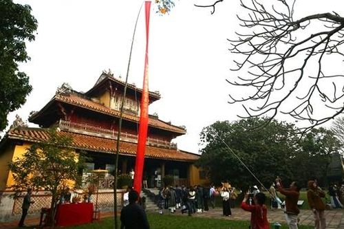 Dựng nêu đón Tết trong Hoàng cung triều Nguyễn