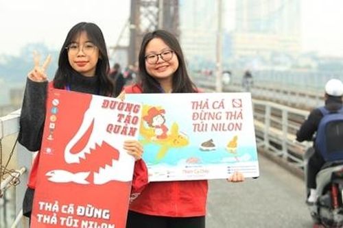 Nhóm tình nguyện vận động người dân thả cá không vứt bỏ túi nilon