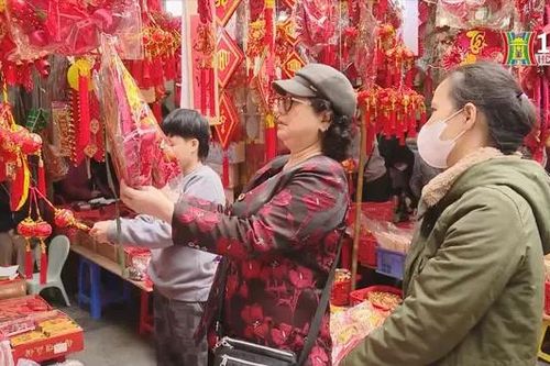 Phố Hàng Mã rực rỡ màu Tết
