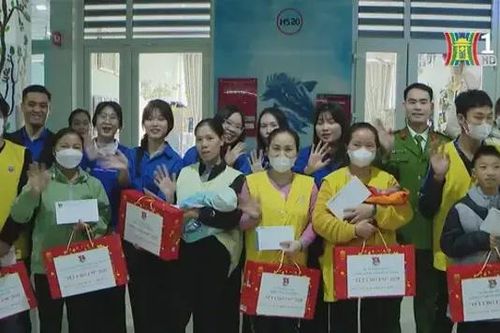Quà xuân đếm sớm với các bệnh nhi đón tết ở viện