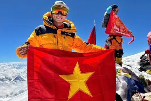 Bác sĩ Việt Nam chinh phục đỉnh núi nguy hiểm nhất thế giới