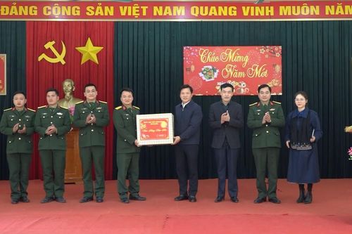 Phó Chủ tịch UBND tỉnh Trịnh Trường Huy tặng quà tại huyện Hòa An