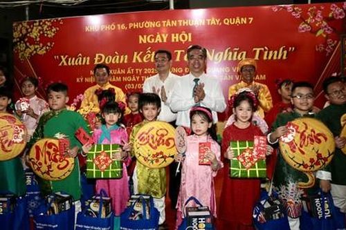 Lãnh đạo TPHCM chung vui với các hoạt động mừng Đảng - mừng xuân tại Quận 7