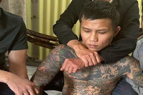 Phá tụ điểm ma túy có chó dữ canh chừng, thu giữ nhiều hàng 'nóng'
