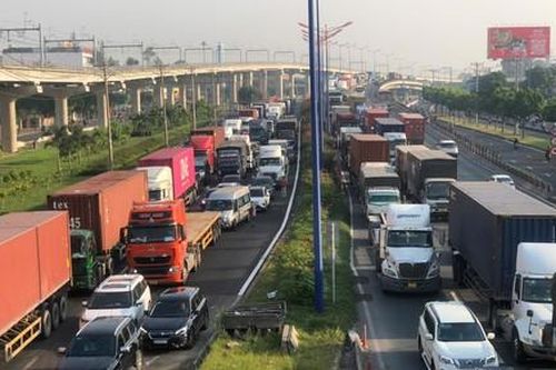 Nhu cầu đi lại, vận chuyển hàng hóa tăng cao khiến đường Võ Nguyên Giáp kẹt xe kéo dài