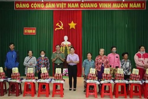 Trao quà Tết cho bà con khó khăn tại huyện Thạnh Hóa, tỉnh Long An