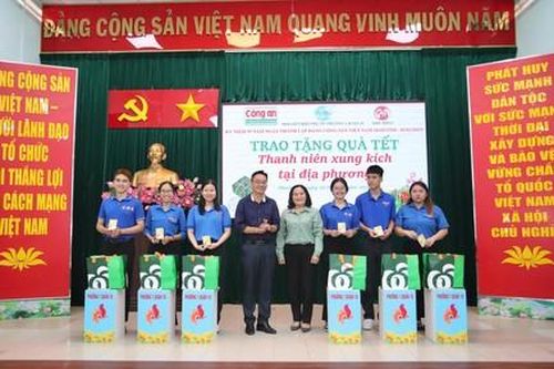 Trao quà Tết cho gia đình chính sách và thanh niên vượt khó Quận 10