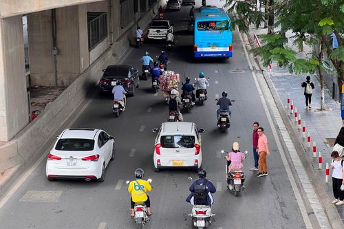 Đi bộ qua đường không vẫy tay báo hiệu bị phạt bao nhiêu tiền?