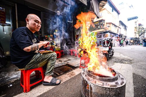 Người Hà Nội đốt vàng mã cúng Táo quân khắp vỉa hè phố cổ