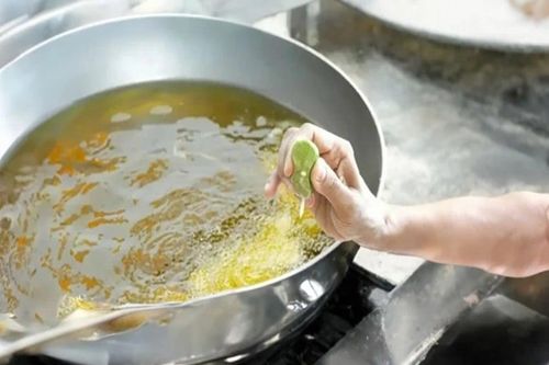 Lý do nên vắt chanh vào chảo dầu khi chiên rán