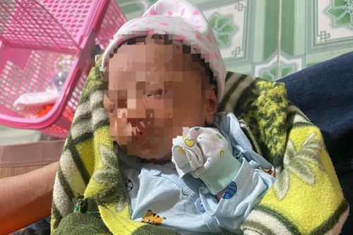 Bé gái 5 ngày tuổi bị bỏ rơi kèm mẩu giấy tiết lộ thân phận người mẹ