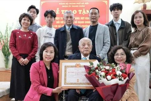Trao Huy hiệu 75 năm tuổi Đảng tặng đồng chí Đỗ Mạnh Dung