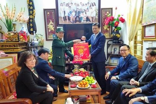 Trưởng ban Tổ chức Thành ủy Hà Nội Vũ Đức Bảo thăm, tặng quà 3 gia đình có công với đất nước ở Hoài Đức