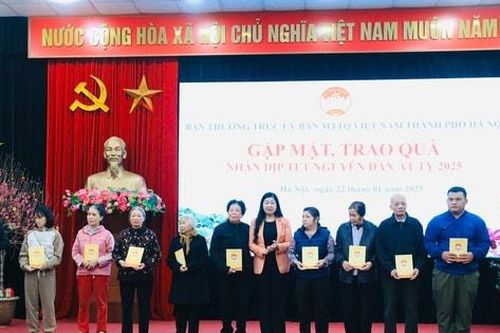 Chủ tịch Mặt trận Tổ quốc thành phố Hà Nội tặng quà Tết tại phường Long Biên