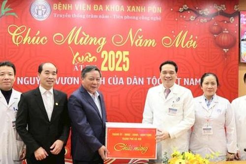 Phó Bí thư Thường trực Thành ủy Nguyễn Văn Phong chúc Tết Bệnh viện Đa khoa Xanh Pôn
