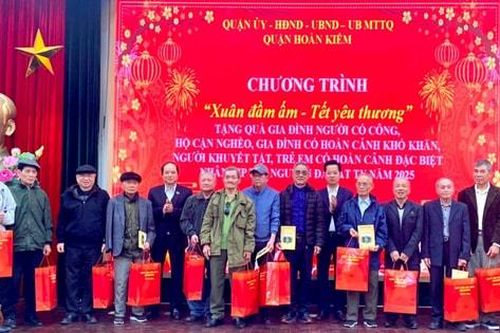 Ý nghĩa 'Xuân đầm ấm - Tết yêu thương' quận Hoàn Kiếm