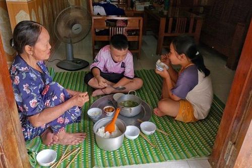 MS 981: Mong ước của người bà già cả một mình nuôi 2 cháu nhỏ mồ côi