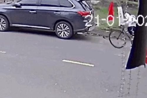Đi xe đạp va vào ô tô, hành động của nam sinh sau đó khiến nhiều người phải tán thưởng