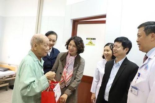 Thứ trưởng Nguyễn Thị Liên Hương thăm, chúc Tết Bệnh viện Hữu Nghị