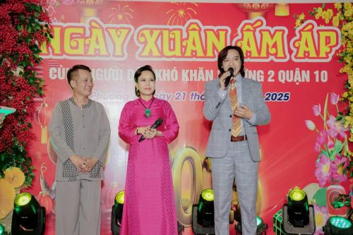 Việt Hương mang 'Ngày xuân ấm áp' đến với bà con có hoàn cảnh khó khăn