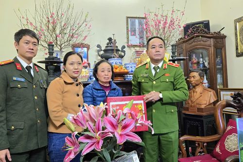Lãnh đạo Công an Hà Nội thăm, chúc Tết gia đình 2 liệt sỹ Phạm Công Huy, Đặng Anh Quân