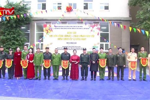 Xem các chiến sĩ công an trổ tài gói bánh chưng đón Tết