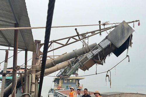 Cảnh sát Hà Nội mật phục bắt 2 tàu hút cát trái phép