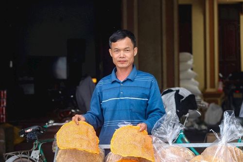 Ngôi làng làm bánh đa gấc, ăn lấy may ngày Tết