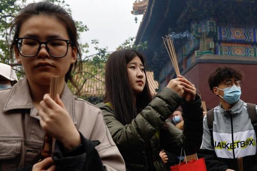 Giới trẻ Trung Quốc sống tằn tiện, tìm kiếm 'bát cơm sắt'