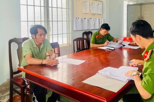 Tạm giữ đối tượng đập phá ôtô tải