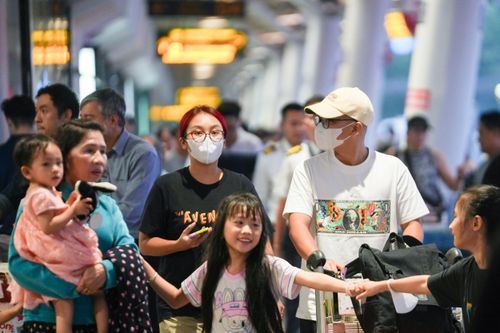 Hơn 1 tiếng chờ check-in chuyến bay ở Tân Sơn Nhất tối 24 tháng Chạp