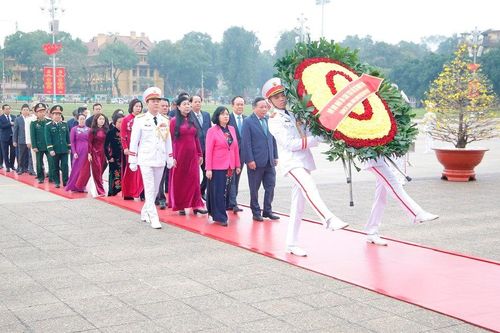 Lãnh đạo Thành phố Hà Nội tưởng niệm Chủ tịch Hồ Chí Minh và các Anh hùng liệt sĩ dịp Tết Nguyên đán Ất Tỵ 2025