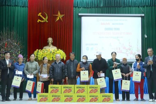 Trao quà Tết cho các hộ dân có hoàn cảnh khó khăn tại huyện Ứng Hòa