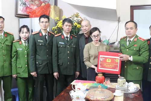 Lãnh đạo Công an TP Hà Nội thăm, chúc Tết gia đình 2 Liệt sỹ
