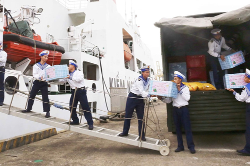 Tết sớm trên đảo tiền tiêu