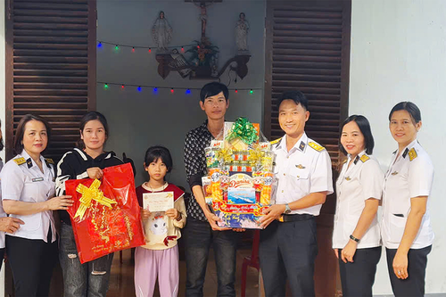 Lữ đoàn 162 thăm, tặng quà Tết con ngư dân nhận đỡ đầu