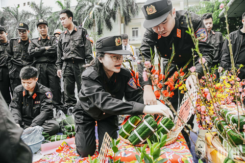 Cảnh sát cơ động gói bánh chưng đón Tết