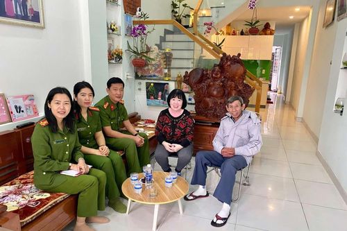 Thăm hỏi, tri ân gia đình liệt sỹ Công an nhân dân và cán bộ, chiến sỹ khó khăn nhân dịp Tết