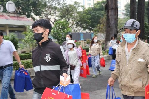 Hơn 130 gia đình đoàn viên nghiệp đoàn về quê trên 'Chuyến xe mùa xuân'