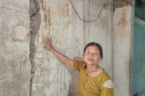 Hà Tĩnh: Nhiều nhà dân cạnh dự án thi công đường bộ cao tốc Bắc - Nam bị nứt