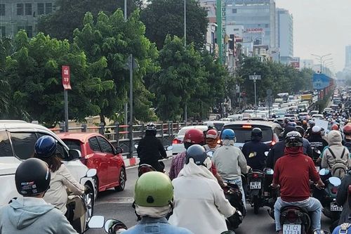 Người dân đổ về quê đón tết, nhiều tuyến đường ở cửa ngõ TPHCM ùn ứ