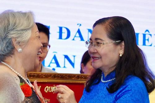 Chủ tịch HĐND TPHCM Nguyễn Thị Lệ trao Huy hiệu Đảng tại quận 3