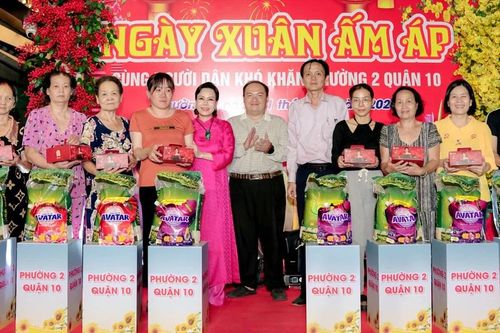 Việt Hương mang 'ngày xuân ấm áp' đến với bà con khó khăn