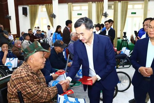 Thăm khám, tặng quà cho thương bệnh binh nhân dịp Tết Nguyên đán Ất Tỵ