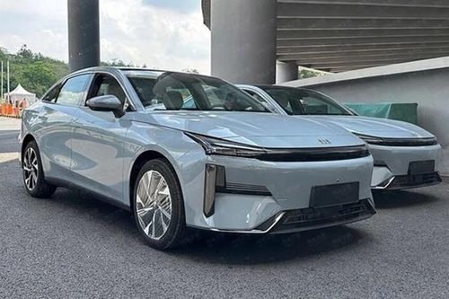 Geely Galaxy L6 EM-i 'uống' xăng 2,9l/100km, giá 306 triệu đồng