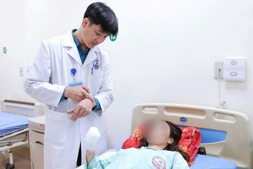 Nhập viện với bàn tay bị kẹt cứng trong máy xay thịt